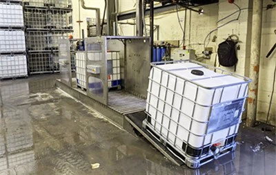 Sistema de limpieza automática de tanques IBC con hidrojet